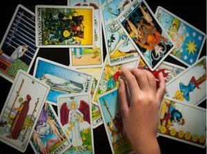 Bói bài tarot tình yêu là gì? Lý do tại sao ngày càng được quan tâm