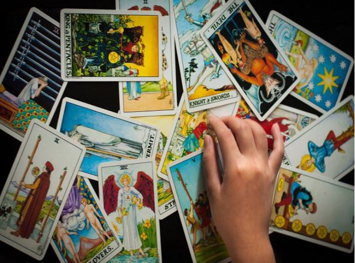 Bói bài tarot tình yêu là gì? Lý do tại sao ngày càng được quan tâm