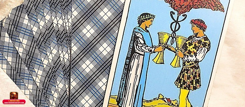 So sánh Two of Cups với các lá bài chủ đạo về tình cảm